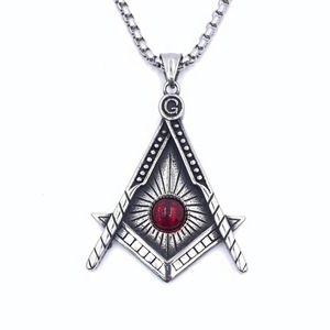 Pendentif œil maçonnique pour homme en acier inoxydable avec incrustation de rubis, collier à thème géométrique pour un usage quotidien - Product Image 1