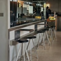 Tabouret de bar minimaliste de style nordique, tabouret haut pour usage domestique, siège inspiré des designers, chaise de comptoir d'îlot de luxe léger, métal triangulaire
