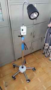 Lampe à halogène pour examen de gynécologie à LED médicale à plancher mobile Lampe d'examen chirurgical - Product Image 4
