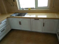 Ensemble d'armoires de cuisine en L sur mesure avec armoires supérieures en verre et plan de travail en pierre, design moderne blanc, directement de l'usine