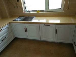 Ensemble d'armoires de cuisine en L sur mesure avec armoires supérieures en verre et plan de travail en pierre, design moderne blanc, directement de l'usine - Product Image 2