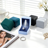 Boîte à bijoux multifonctionnelle avec logo personnalisé, doublure en microfibre, éclairage LED, pour bague, collier, pendentif, boucles d'oreilles, emballage cadeau de mariage