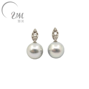 Série CHIC Or 18 carats Simple et haut de gamme Shin-dome Perle Or blanc Boucles d'oreilles pendantes cloutées de diamants Clous d'oreilles unisexes classiques - Product Image 1