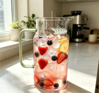 Carafe à eau en verre borosilicate avec poignée vert clair, bec verseur avec filtre intégré, carafe résistante à la chaleur pour thé, jus, boissons froides