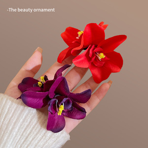 กิ๊บติดผมรูปดอกลิลลี่สีแดงทำมือแบบใหม่ ดีไซน์หรูหรา ดึงดูดใจ สำหรับผู้หญิง เพิ่มความสง่างามให้ด้านข้าง - Product Image 3