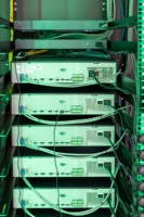 Centre de données modulaire préfabriqué à haute capacité avec confinement de couloir froid et onduleurs en ligne pour l'informatique de pointe