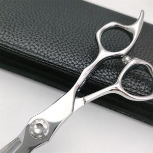 กรรไกรตัดผม CNC ขนาด 6.8 นิ้ว สแตนเลส VG10 กรรไกรตัดผมแบบแบนระดับมืออาชีพ ด้ามจับขนาดกลาง อุปกรณ์ทำผม - Product Image 3
