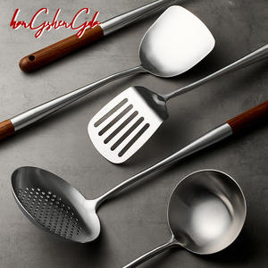 316ステンレス鋼ロングハンドル木製グリップシェフ専用攪拌スプーンとシャベルセット - Product Image 3