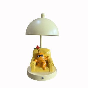 <span class=keywords><strong>Lampada</strong></span> da Tavolo in Resina a Forma di Ginseng Cartoon sul Divano, Dimmerabile a 3 Colori, Illuminazione Decorativa Carina e Divertente per la Casa - Product Image 1