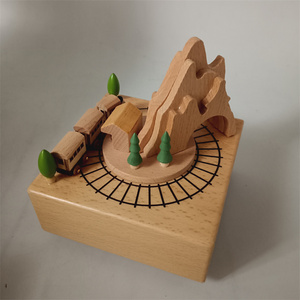 Decoraciones navideñas giratorias, tren de madera móvil, caja de música, carrusel redondo Merry Go a la venta - Product Image 1