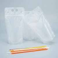 Emballage personnalisé en sachet PE de qualité alimentaire avec trou pour paille et poignée portable pour le stockage de jus, de boissons et de liquides