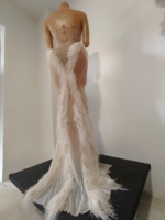 Robe de soirée sirène élégante sans bretelles pour femme, en maille, ornée de strass et de plumes, pour fêtes, banquets, tenue de scène pour chanteuse