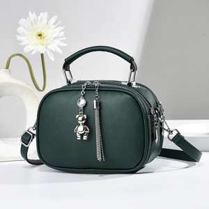 Petit sac carré simple avec breloque ours, sac à bandoulière léger pour un usage quotidien, blanc cassé, printemps 2024 - Product Image 4