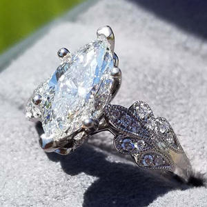 Bague de fiançailles pour femme Q491 en or blanc avec diamant taille marquise, couleur D naturelle, diamants latéraux - Product Image 4