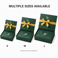 Boîte cadeau cosmétique écologique vert émeraude avec fermeture magnétique, ruban en satin doré et nœud, intérieur en similicuir motif étoilé céleste