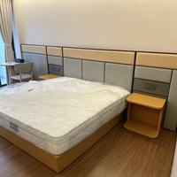 Lit plateforme double sur mesure en bois clair pour hôtel, idéal pour projets de motels et d'appartements