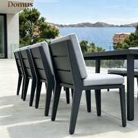 Ensemble de salle à manger d'extérieur moderne, durable et confortable, chaises en aluminium résistantes aux intempéries, meubles de patio pour villa et hôtel
