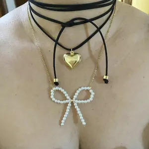 Collar de diseño elegante como regalo, collar de corazón, collar de diseño de lazo chapado en oro de 19K, joyería fina