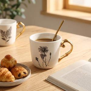 Juego de Tazas de Café de Porcelana Pequeñas de Estilo Europeo de Lujo Ligero, Asa Dorada, Diseño Rústico de Girasol, Apto para Microondas y Lavavajillas - Product Image 1