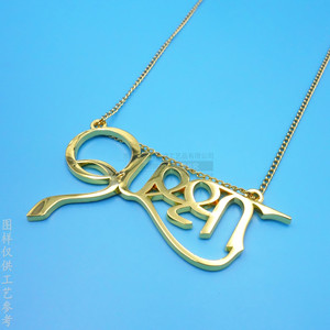 Collar con colgante de letra de aleación de zinc chapado en oro, diseño hueco del alfabeto inglés, para regalo informal. - Product Image 2