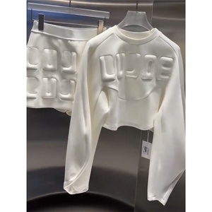 Conjunto <span class=keywords><strong>de</strong></span> Dos <span class=keywords><strong>Piezas</strong></span> <span class=keywords><strong>de</strong></span> Verano 2025 para Mujer, Nuevo, <span class=keywords><strong>de</strong></span> Alta Gama, Diseño Sólido 3D, Estilo Dulce y Urbano, Rejuvenecedor y Estilizador, en Poliéster - Product Image 4