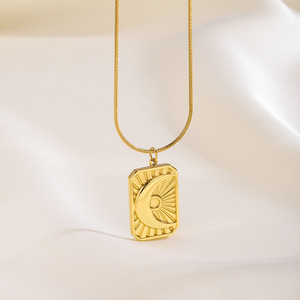 Collier Pendentif Multi-styles en Acier Inoxydable Plaqué Or 18K, Gravures Élégantes Nœud, Étoile, Rose, Lune, Vente en Gros pour Femmes - Product Image 3
