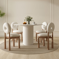 Ensemble de table à manger circulaire en terrazzo de luxe avec chaise à piétement cannelé et dossier torique, design moderne pour hôtel et villa
