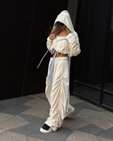 Ensemble deux pièces décontracté personnalisé : Haut à capuche à manches longues et pantalon oversize à cordon de serrage avec détails froncés et passepoil contrastant – Vente en gros