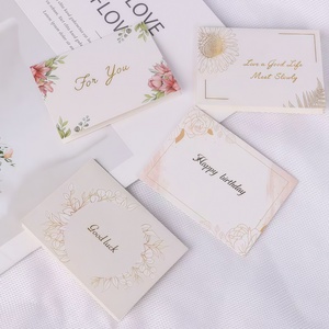 Étiquettes suspendues personnalisées pour les marques de vêtements, utilisant du papier cartonné épais blanchi comme étiquette de vêtement de luxe avec dorure à chaud - Product Image 5
