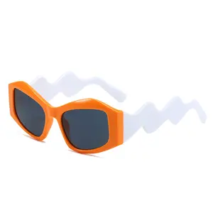 2024 yeni moda güneş gözlüğü özel dalga bacak tonları Trendy düzensiz güneş gözlüğü