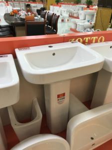 Ensemble de toilette en céramique, cuvette de toilette, évier de lavage avec piédestal, toilette siphonique complète en deux pièces pour salle de bain d'hôtel - Product Image 5