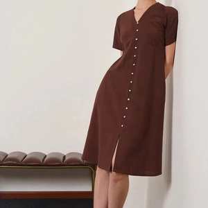 ชุดเดรสลำลองทรงเอไลน์สีน้ำตาลช็อกโกแลต ผ้าลินินผสม คอวี กระดุม แขนสั้น ชายผ่า ระบายอากาศได้ดี เหมาะสำหรับฤดูใบไม้ผลิและฤดูร้อน - Product Image 3