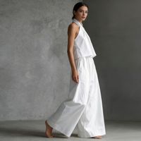 Ensemble 2 pièces tendance : Haut halter torsadé blanc minimaliste et pantalon large à taille élastique avec poches pour femme – Idéal pour les vacances