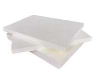 Panneau carré de laine de verre d'isolation acoustique de conception moderne 120kg/m3 carreaux de plafond d'isolation thermique insonorisés ignifuges imperméables