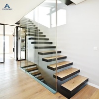 Escalier flottant moderne en acier au carbone avec poutre en U, marches en bois et balustrade en verre