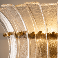 Applique murale moderne de luxe en laiton et acier inoxydable avec abat-jour en verre à effet d'ondulation pour chambre et salon (vente en gros)