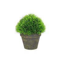 Une belle plante artificielle en pot en forme de boule de pin