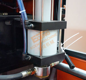 Machine de soufflage de bouteilles <span class=keywords><strong>d</strong></span>'<span class=keywords><strong>eau</strong></span> en plastique PET Eceng à deux étapes semi-automatique de <span class=keywords><strong>18</strong></span> <span class=keywords><strong>litres</strong></span>, 19 <span class=keywords><strong>litres</strong></span>, 20 <span class=keywords><strong>litres</strong></span>, <span class=keywords><strong>pour</strong></span> la fabrication de bouteilles de 5 gallons - Product Image 3