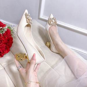 Escarpins de mariage pour femmes, talons hauts beiges tendance avec décorations de perles, chaussures de mariée à enfiler - Product Image 1