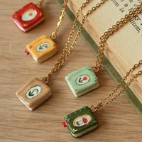 Collier vintage en forme de livre rouge peint à la main avec motif étoile en acier inoxydable