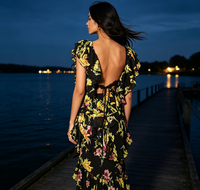 Robe longue en mousseline noire à volants et imprimé floral, dos ouvert, fente haute, pour femme grande taille, idéale pour soirée, mariage ou invitées
