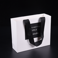 Sac en papier cadeau biodégradable et écologique en carton ivoire de luxe durable avec poignée en ruban, conception de logo personnalisée