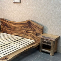 Lit double en bois massif de camphrier vieilli, style Wabi Sabi vintage, pour chambre d'hôtel ou de villa, mobilier d'intérieur naturel
