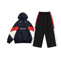 Ensemble survêtement streetwear pour homme : veste coupe-vent en nylon personnalisée avec logo brodé et patchwork, et pantalon baggy