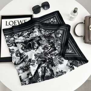 <span class=keywords><strong>Sciarpa</strong></span> <span class=keywords><strong>Elegante</strong></span> da Donna Autunno Inverno, Quadrata, in Poliestere, con Stampa Animalier Bianco e Nero, 90x90cm - Product Image 2