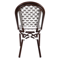 Chaise d'extérieur au design moderne avec structure en aluminium et rotin pour salle à manger dans un jardin, restaurant, café ou appartement