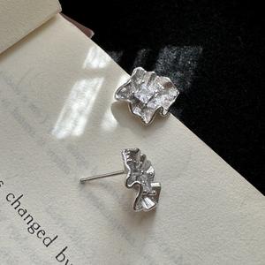 Boucles d'oreilles plissées françaises en argent pur S925, design floral vintage avec un tempérament luxueux et élégant, bijoux en diamant et en or - Product Image 4