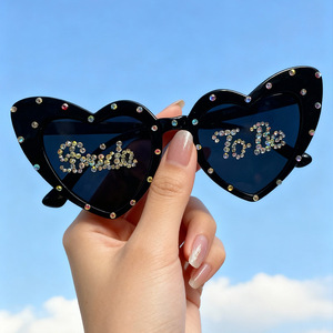 Lunettes de soleil de fête HLC ODM exquises en strass en forme de cœur avec inscription « Bride to Be » pour mariage et enterrement de vie de jeune fille, idéales pour les photos en extérieur - Product Image 2