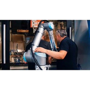 Robot de bureau compact UR12e à 6 axes, charge utile de 12,5 kg, IP65, faible consommation d'énergie, installation rapide, facile à utiliser, doté d'un moteur central - Product Image 2