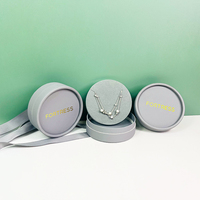 Boîte cadeau ronde en carton rigide pour bijoux avec logo personnalisé, estampage à chaud doré, emballage cylindrique pour le rangement de colliers, bagues et boucles d'oreilles